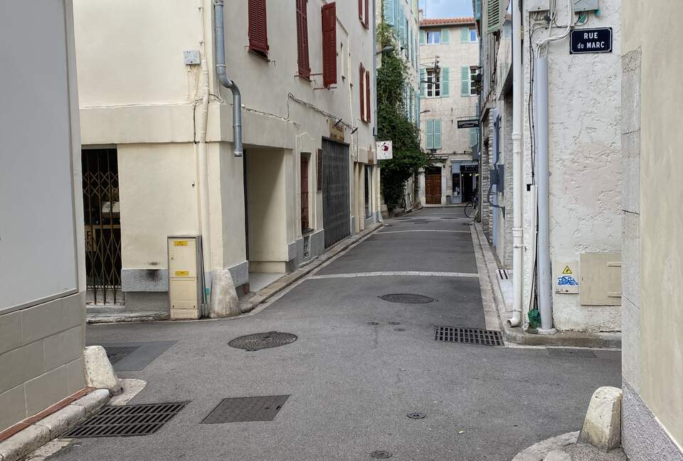 Rare Three Bedroom in Old Antibes - Antibes, France