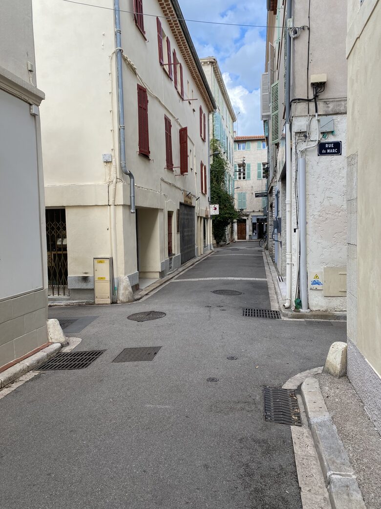 Rare Three Bedroom in Old Antibes - Antibes, France