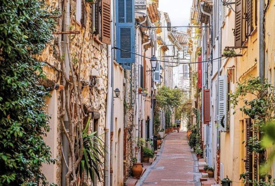 Rare Three Bedroom in Old Antibes - Antibes, France