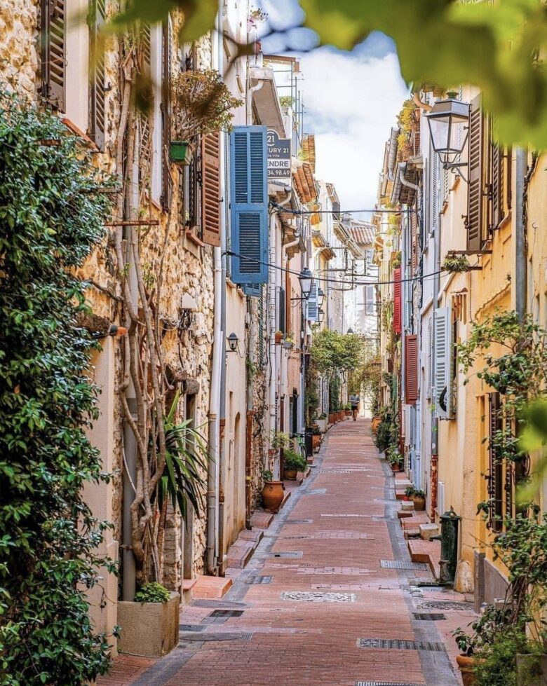 Rare Three Bedroom in Old Antibes - Antibes, France