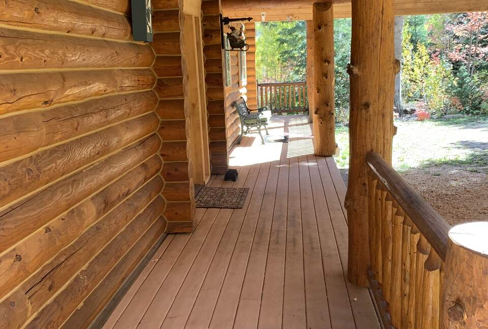 Front deck with thinking bench