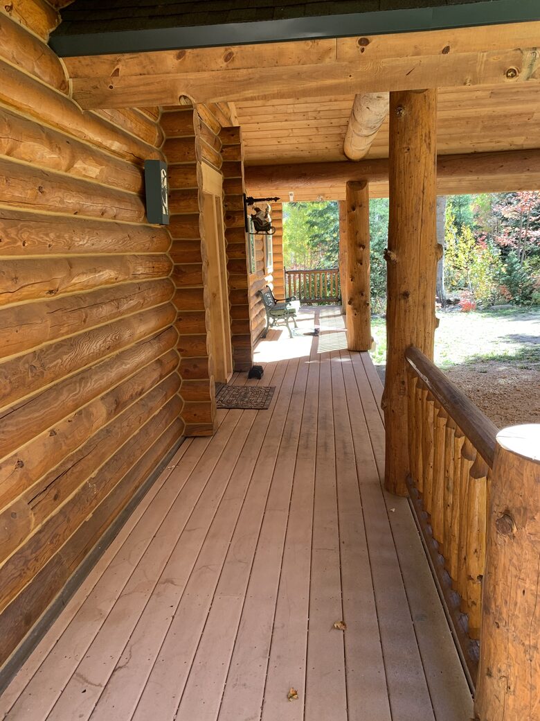 Front deck with thinking bench