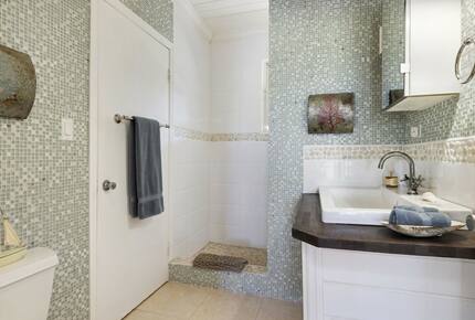 Miranda House | Luxurious Two Bedroom Home Steps from Caribbean w/Pool, Sunset Views, Snorkeling! - Governor's Harbour, Eleuthera, Bahamas