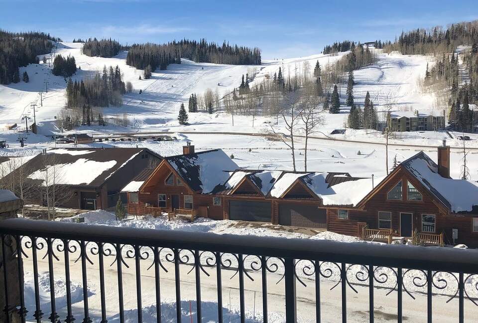 Black Diamond Ski-In/Ski-Out Family Retreat - Brian Head, Utah