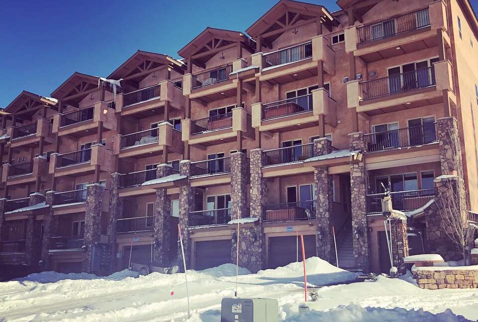 Black Diamond Ski-In/Ski-Out Family Retreat - Brian Head, Utah