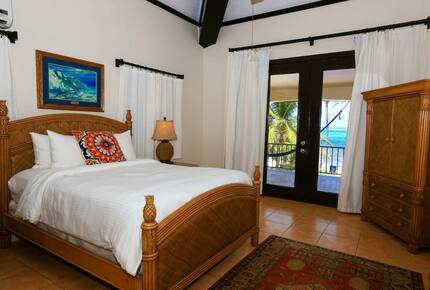 Water's Edge | 100 Steps from Beach with Private Pool and Gulf Views! - San Pedro, Belize