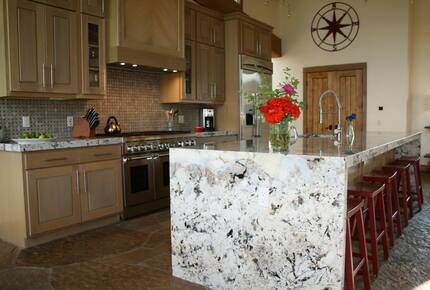 Spacious, Contemporary Mountain Retreat | less than 9 minutes to Breck's gondola - Summit County, Colorado