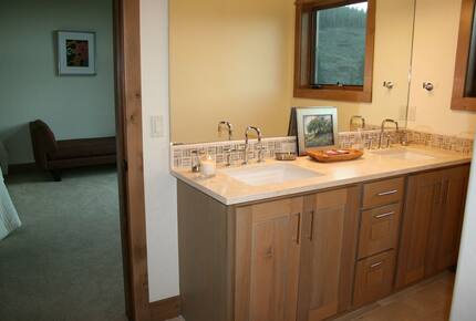 Spacious, Contemporary Mountain Retreat | less than 9 minutes to Breck's gondola - Summit County, Colorado