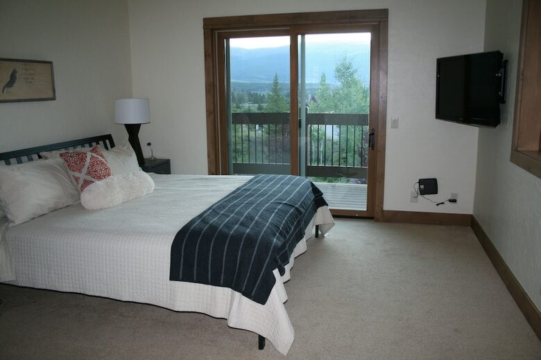 Spacious, Contemporary Mountain Retreat | less than 9 minutes to Breck's gondola - Summit County, Colorado