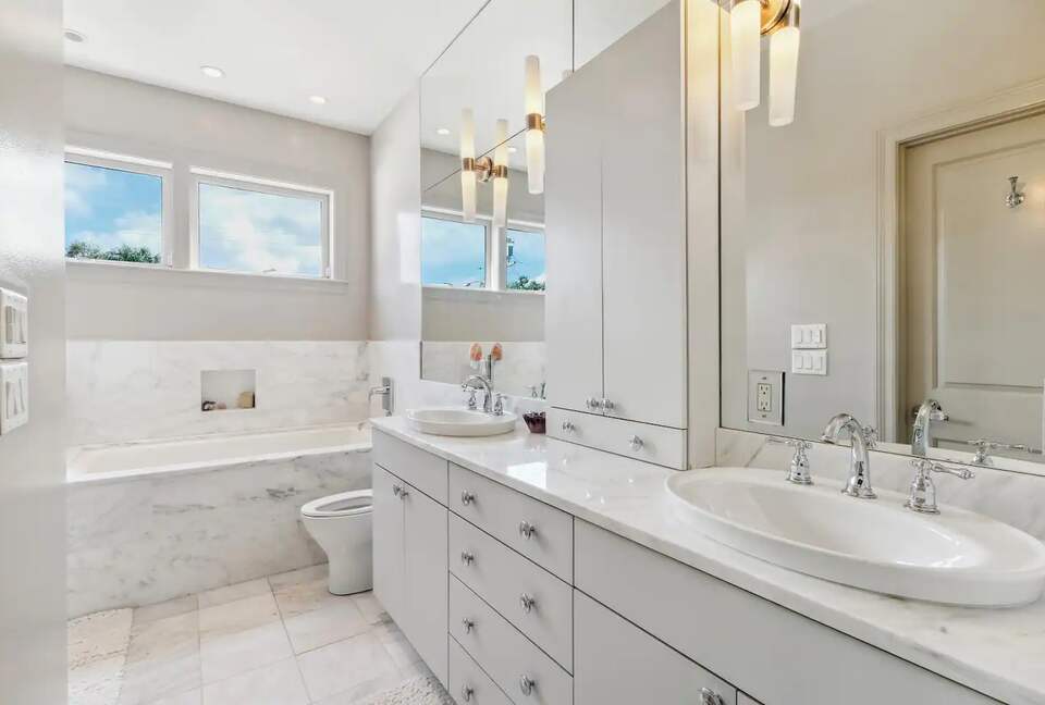 The Fine Art Estate - Walk to the French Quarter! - New Orleans, Louisiana