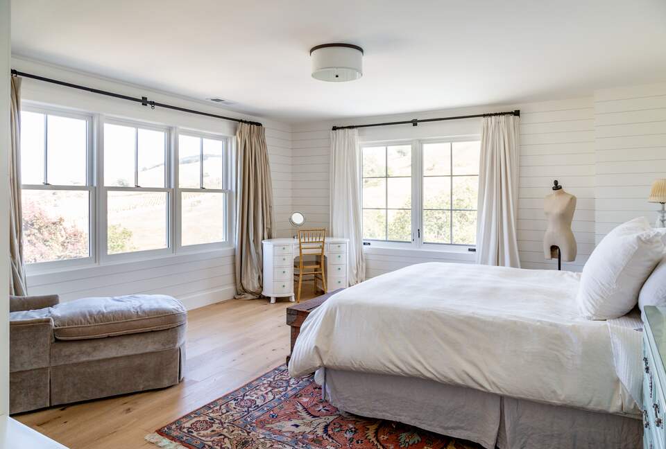 Stunning Sonoma Farmhouse with Pool and Vineyard Views - Petaluma, California