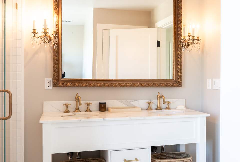 Stunning Sonoma Farmhouse with Pool and Vineyard Views - Petaluma, California