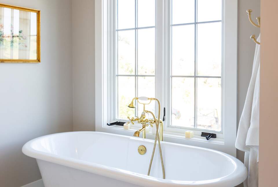 Stunning Sonoma Farmhouse with Pool and Vineyard Views - Petaluma, California