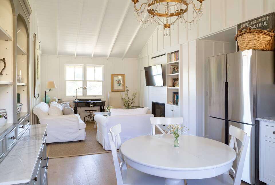 Stunning Sonoma Farmhouse with Pool and Vineyard Views - Petaluma, California