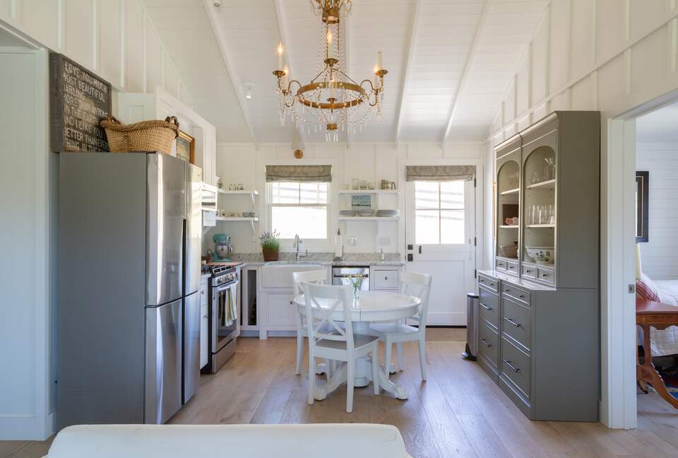 Guest House at the Stunning Sonoma Farmhouse With Vineyard Views - Petaluma, California