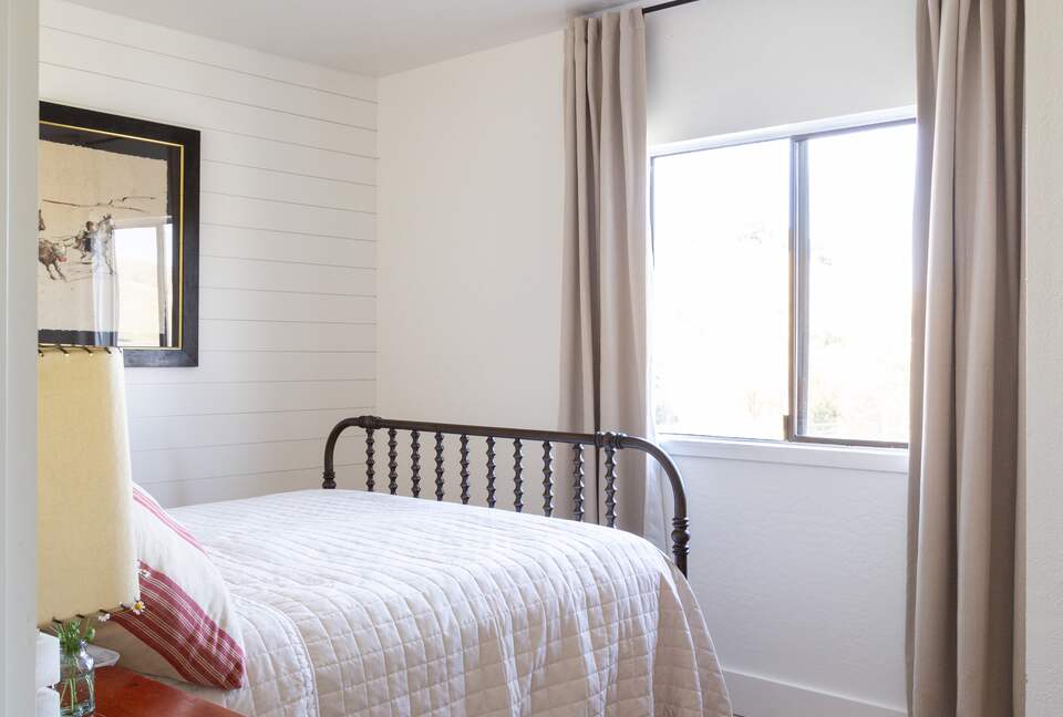 Guest House at the Stunning Sonoma Farmhouse With Vineyard Views - Petaluma, California