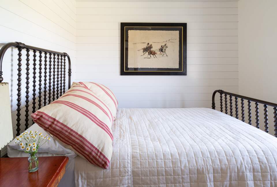 Guest House at the Stunning Sonoma Farmhouse With Vineyard Views - Petaluma, California