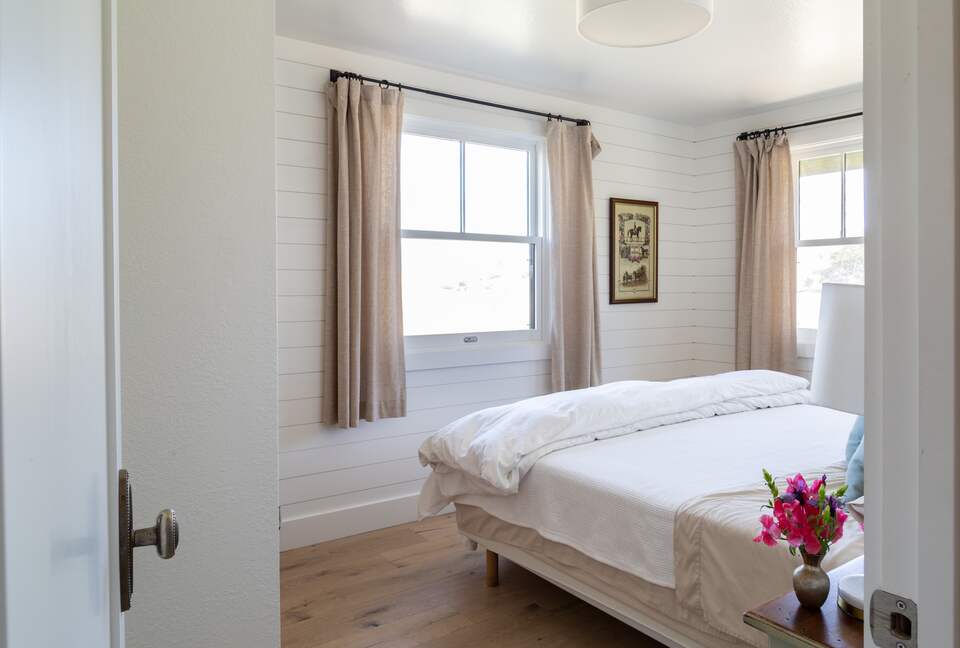 Guest House at the Stunning Sonoma Farmhouse With Vineyard Views - Petaluma, California