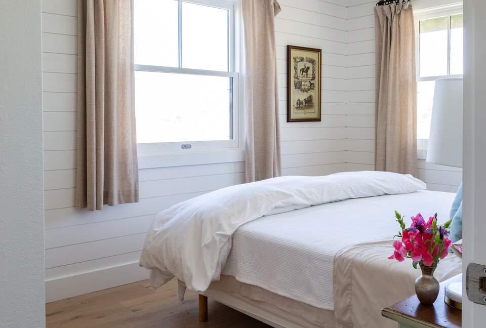 Guest House at the Stunning Sonoma Farmhouse With Vineyard Views - Petaluma, California