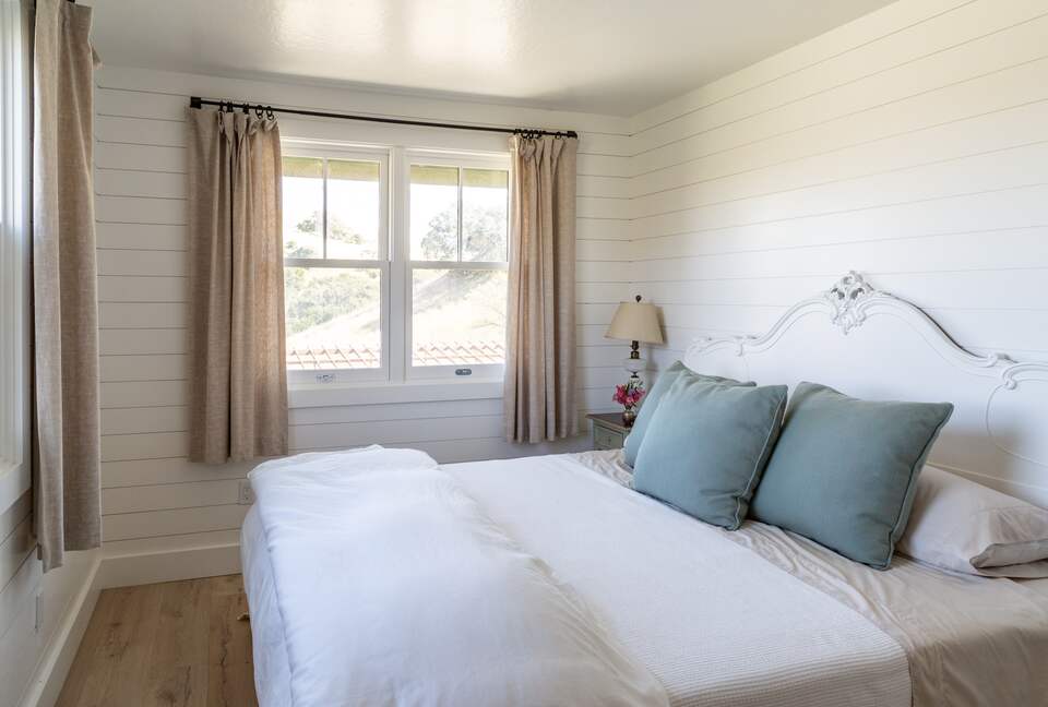 Guest House at the Stunning Sonoma Farmhouse With Vineyard Views - Petaluma, California