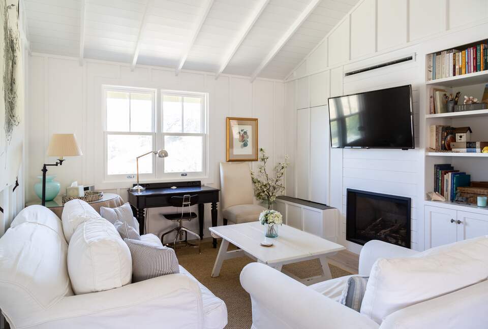 Guest House at the Stunning Sonoma Farmhouse With Vineyard Views - Petaluma, California