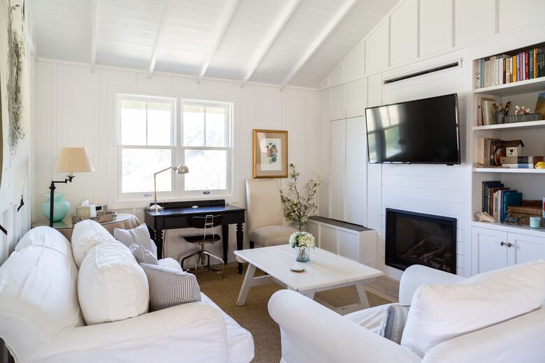 Guest House at the Stunning Sonoma Farmhouse With Vineyard Views - Petaluma, California