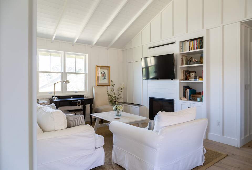 Guest House at the Stunning Sonoma Farmhouse With Vineyard Views - Petaluma, California