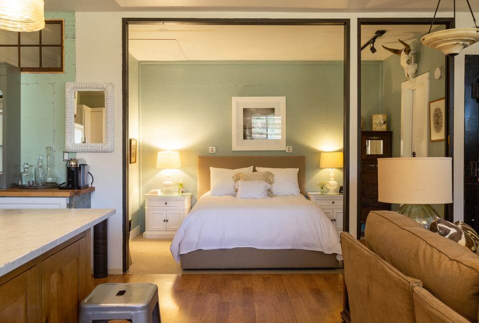 Guest House at the Stunning Sonoma Farmhouse With Vineyard Views - Petaluma, California