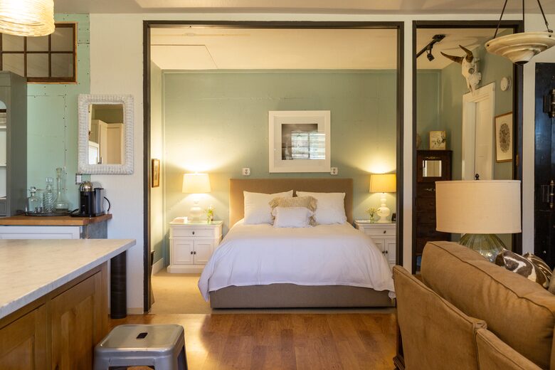 Guest House at the Stunning Sonoma Farmhouse With Vineyard Views - Petaluma, California