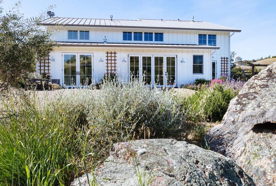 Stunning Sonoma Farmhouse with Pool and Vineyard Views - Petaluma, California