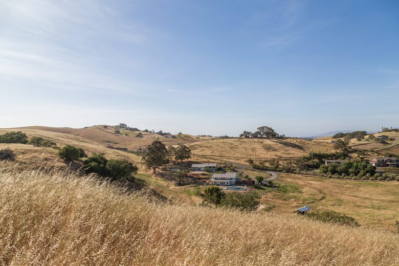 Guest House at the Stunning Sonoma Farmhouse With Vineyard Views - Petaluma, California