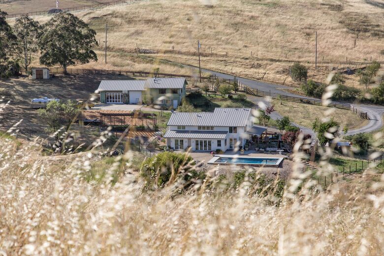 Guest House at the Stunning Sonoma Farmhouse With Vineyard Views - Petaluma, California