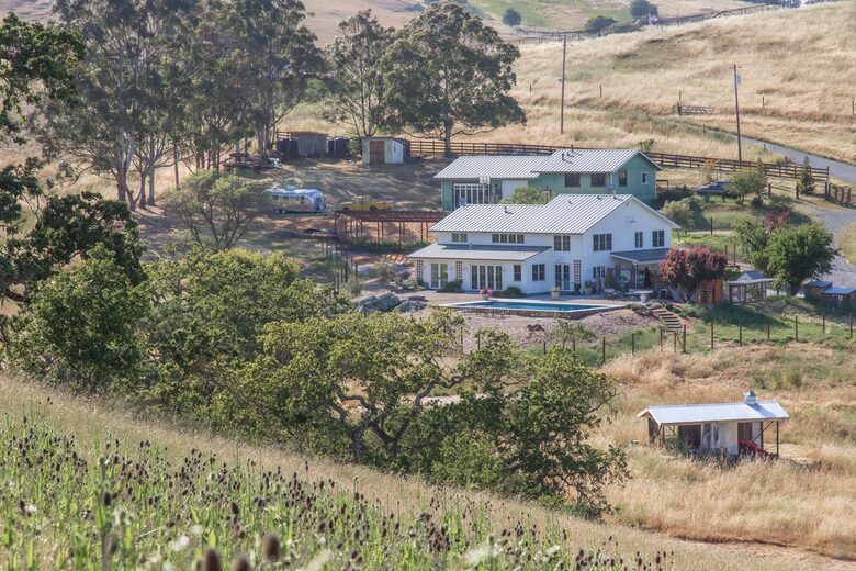 Guest House at the Stunning Sonoma Farmhouse With Vineyard Views - Petaluma, California