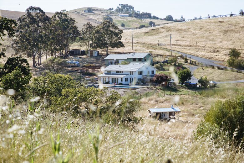 Guest House at the Stunning Sonoma Farmhouse With Vineyard Views - Petaluma, California