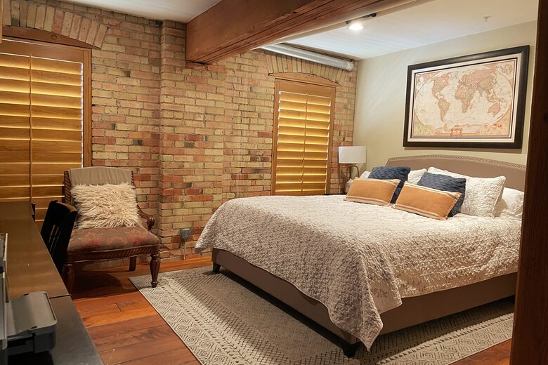 Second bedroom, king bed, ensuite bath