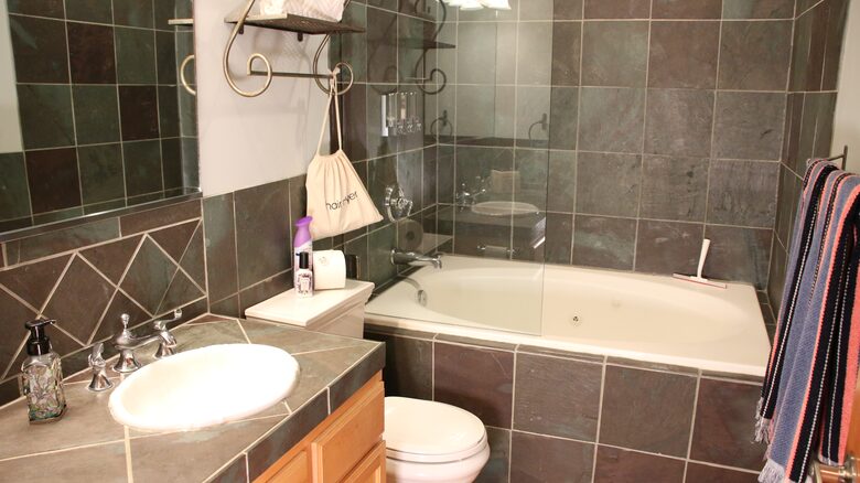 Full hall bath with second soaker tub