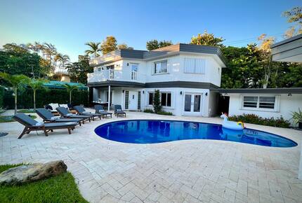 Two Beautiful East Fort Lauderdale Villas with a Private Pool - Fort Lauderdale, Florida