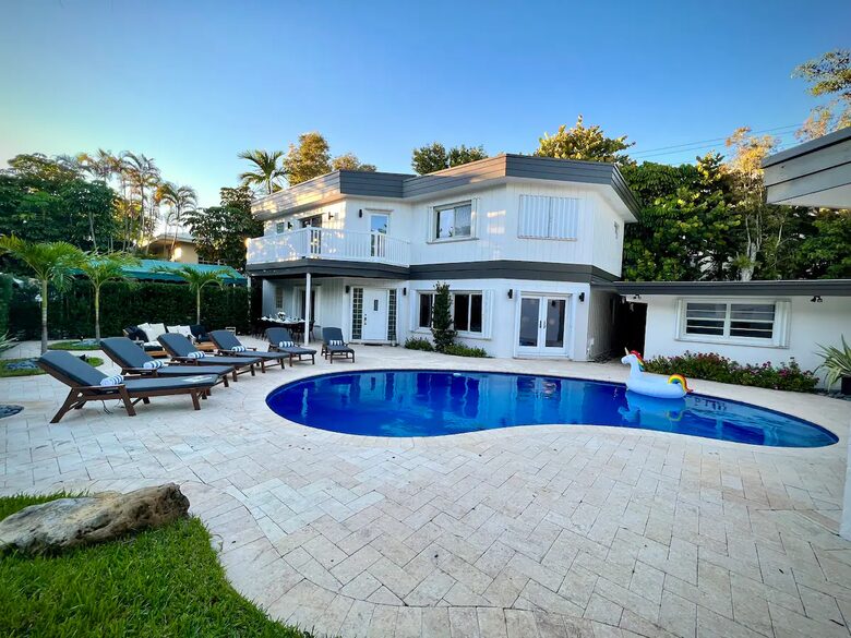 Two Beautiful East Fort Lauderdale Villas with a Private Pool - Fort Lauderdale, Florida