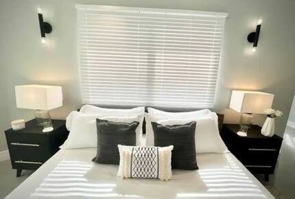 Two Beautiful East Fort Lauderdale Villas with a Private Pool - Fort Lauderdale, Florida