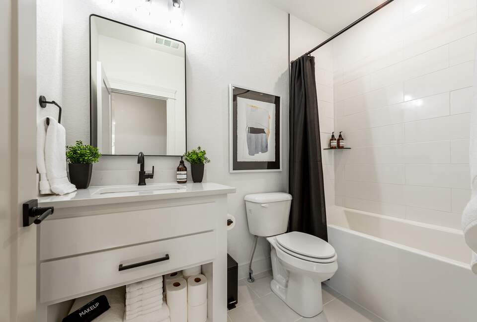 Chic Modern Bentonville Getaway - Bentonville, Arkansas