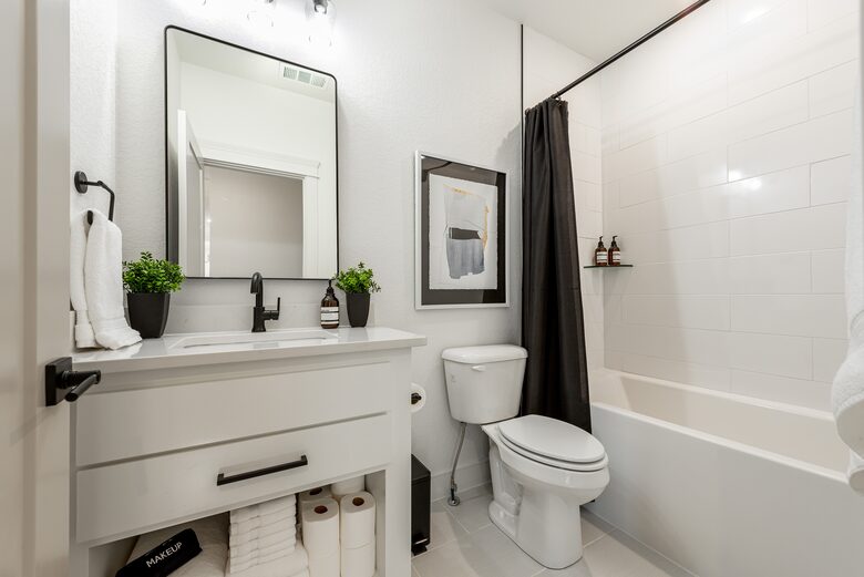 Chic Modern Bentonville Getaway - Bentonville, Arkansas