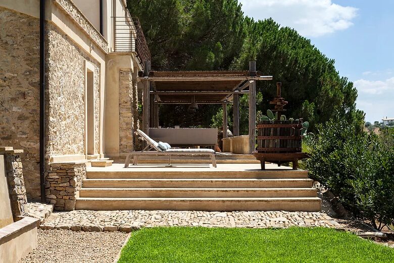 Villa Palmento, Sicily. Restored winery with 24 acres and heated pool - Caltagirone, Italy