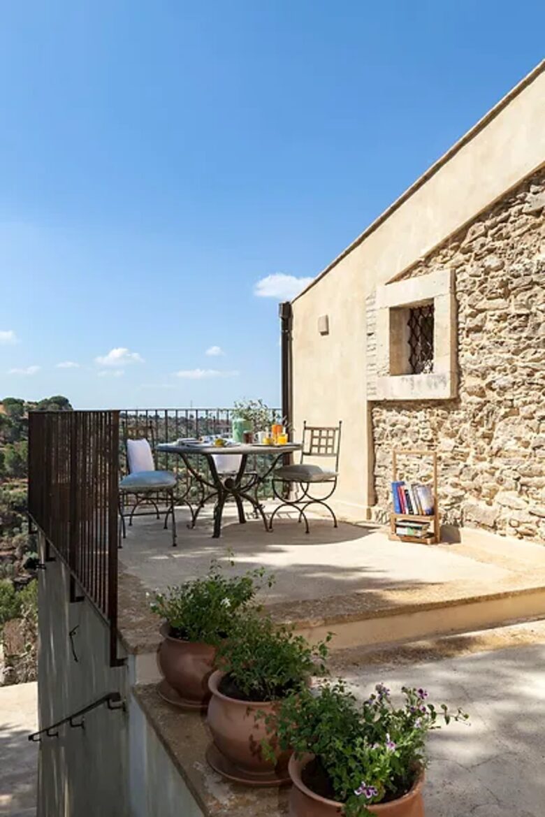 Villa Palmento, Sicily. Restored winery with 24 acres and heated pool - Caltagirone, Italy