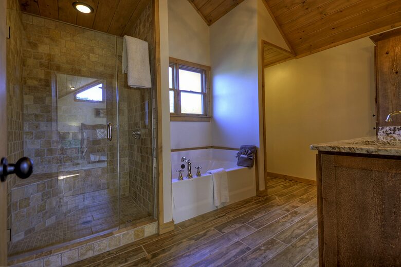 Luxury Mountain Cabin on Toccoa River and 4 Private Acres! - Blue Ridge, Georgia