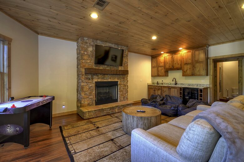 Luxury Mountain Cabin on Toccoa River and 4 Private Acres! - Blue Ridge, Georgia