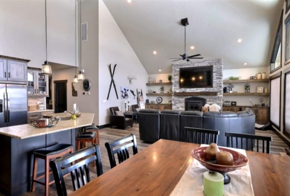 Mountain Road Retreat - Donnelly, Idaho