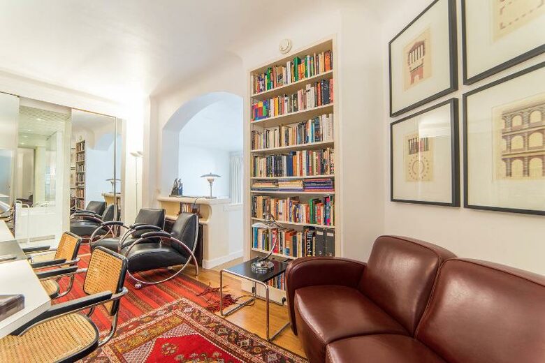 Passy Trocadero Townhome: Private Entrance - Paris, France