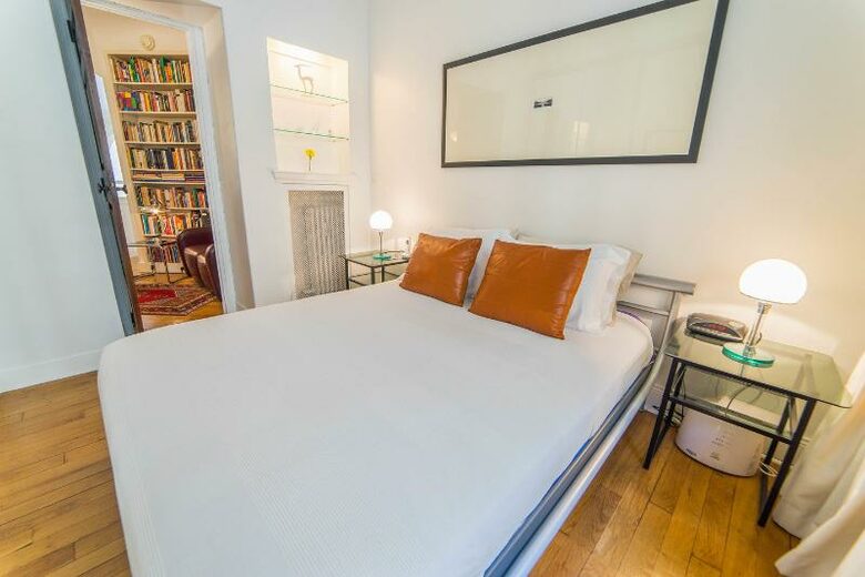 Passy Trocadero Townhome: Private Entrance - Paris, France