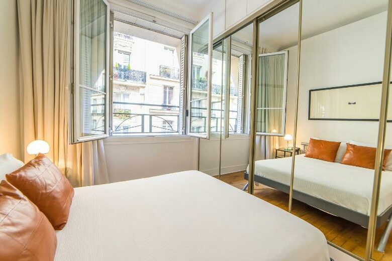 Passy Trocadero Townhome: Private Entrance - Paris, France