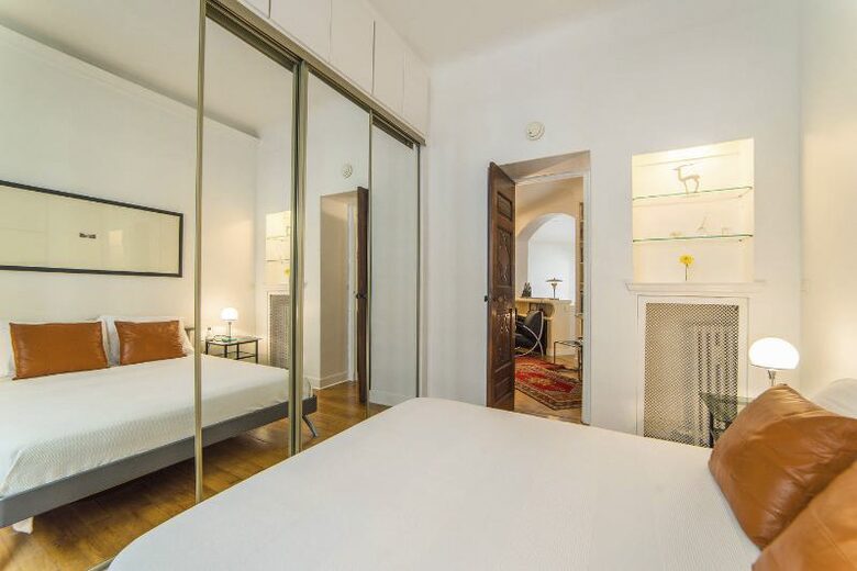 Passy Trocadero Townhome: Private Entrance - Paris, France